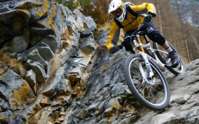Downhill (DH) w kolarstwie: Na czym polega najbardziej ekstremalna dyscyplina MTB?