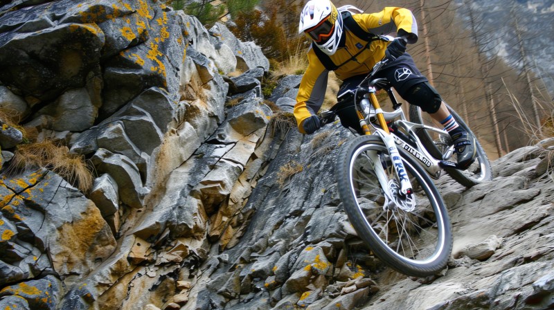 Downhill (DH) w kolarstwie: Na czym polega najbardziej ekstremalna dyscyplina MTB?