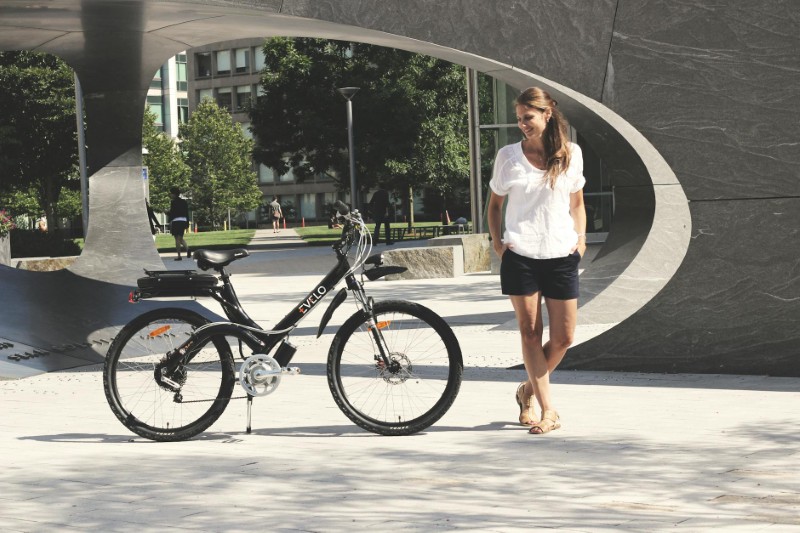 Rower elektryczny – jak wybrać model do miasta, trekkingu czy codziennych dojazdów? Sprawdź przegląd najważniejszych parametrów i typy e-bike’ów!
